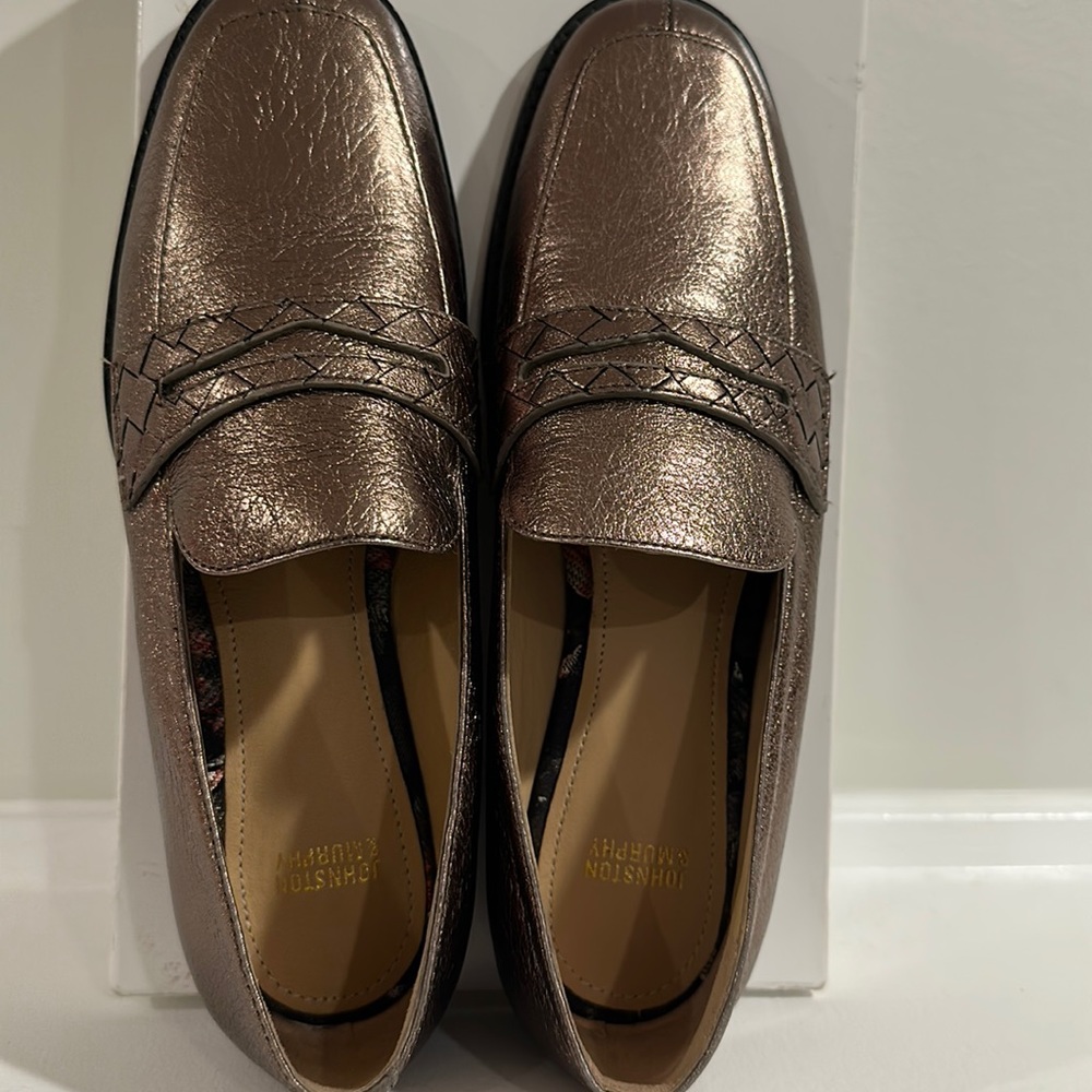 Brand new shoes with no box.